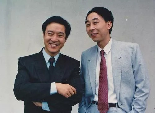 牛群冯巩合照 