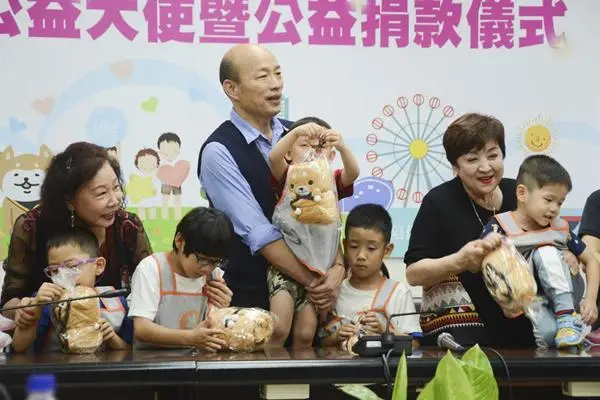 甄珍（右）出席“高雄公益大使暨公益捐款”仪式