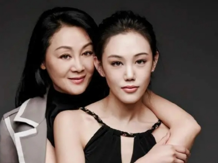 王姬（左一）与女儿高丽雯合照