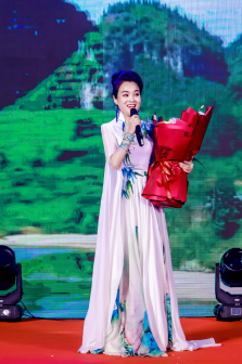 金姗姗演唱(小背篓)
