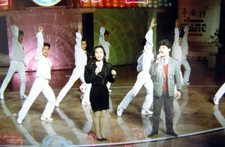 刘欢、韦唯演唱《亚洲雄风》 