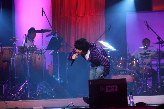 2009年，郑钧参加5·12周年公益演唱会