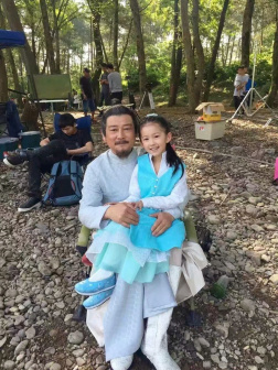 吕晨悦和剧组人员