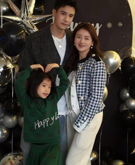 经超与妻子女儿合影