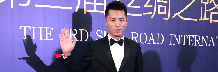 封柏参加活动