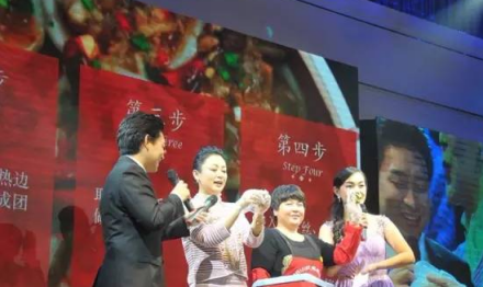 陈红（左二）现场学做灯盏粿