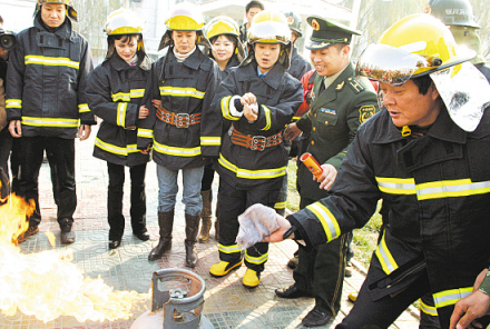 洪宇宙（右一）体验消防灭火