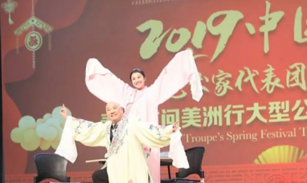 郭冬临（左）携手韩云云在《礼赞春辉 温暖中华》表演小品