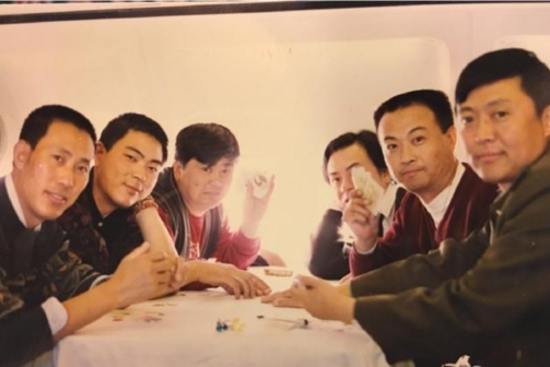 年轻时的高亚麟（左二）