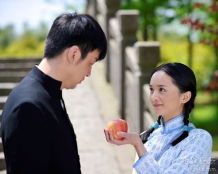 《借枪》饰演张婧芝（右）