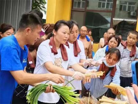 草帽姐参加公益活动