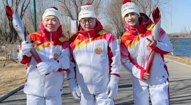 黄明昊（右一）参与北京冬奥会火炬传递