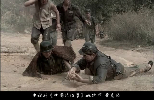 电视剧《中国远征军》姚扩 饰 李克己雨中排雷剧照