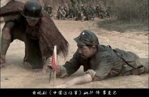 电视剧《中国远征军》姚扩 饰 李克己雨中排雷剧照