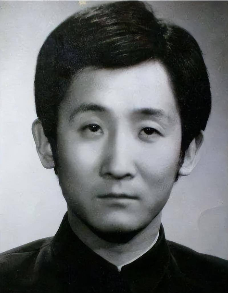 梁天年轻时的照片