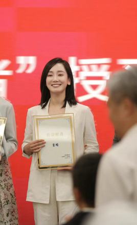 董晴获“公益使者”称号