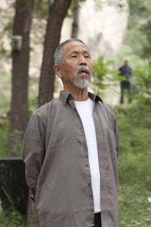 赵铁人饰演老村长