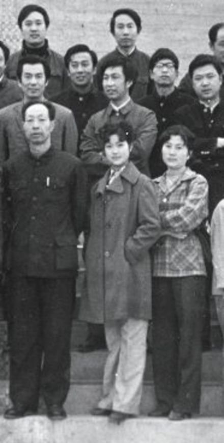 沙市文工团“环保小分队”下乡演出时的合影（前排中间为梦鸽） 