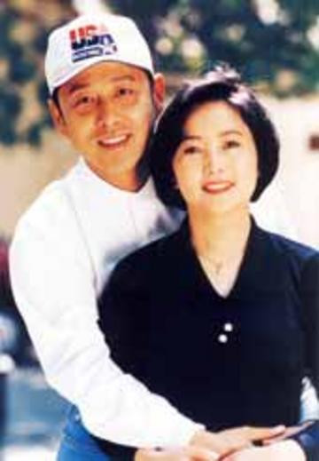 陈道明（后）和妻子杜宪合影