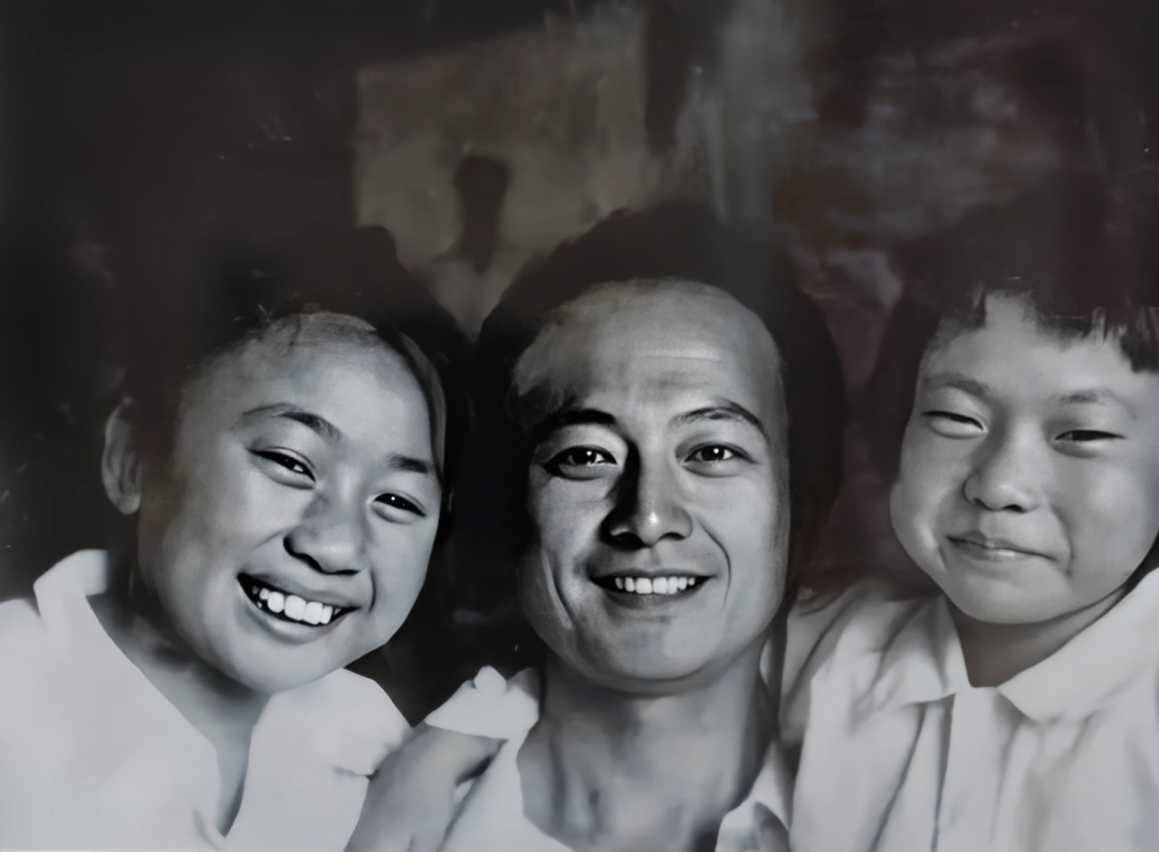 1963年，与小姐妹在医院合影