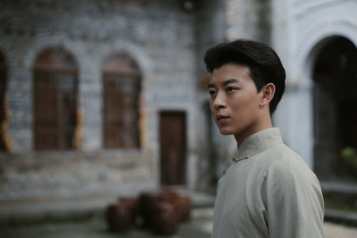 李明亮写真照