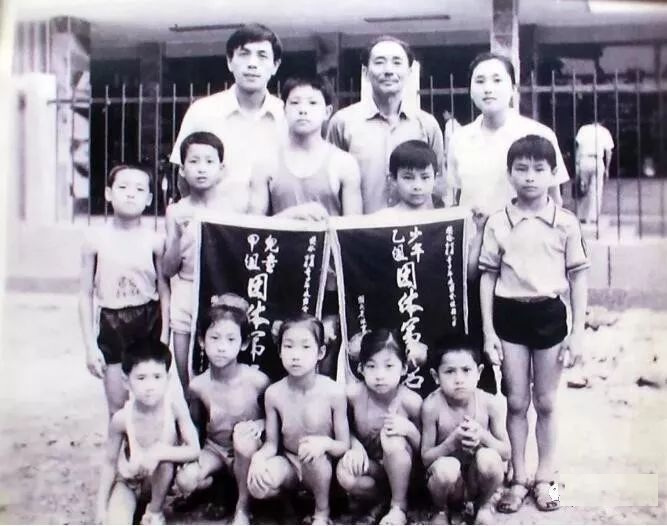 二排右一李小双，右二李大双（1984.6.12） 