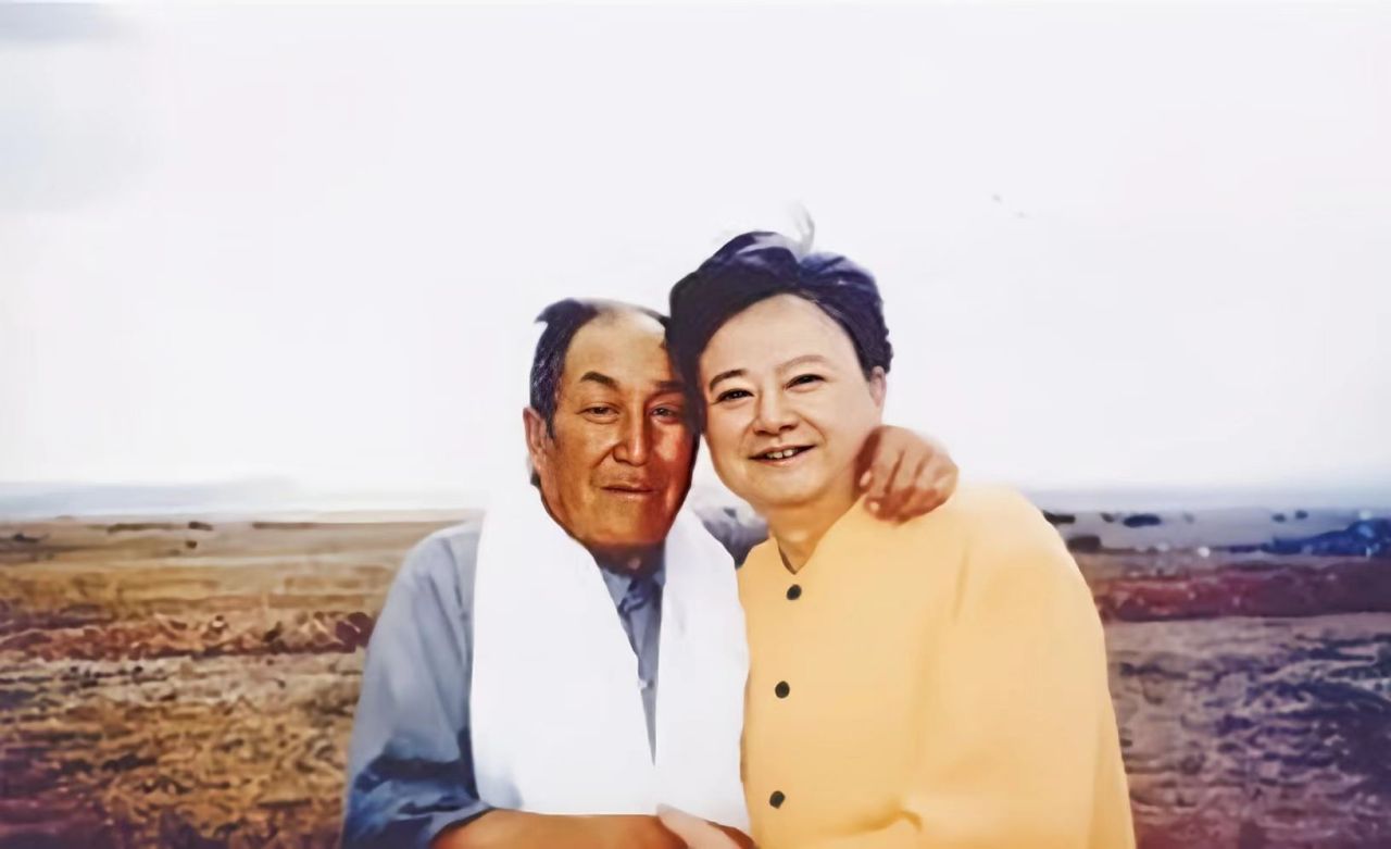 2001年，胡松华（右）探望哈扎布老师