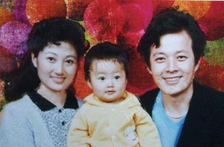 洪宇宙（右）与妻子孩子合照