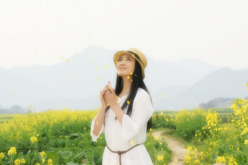 《青青油菜花》MV剧照