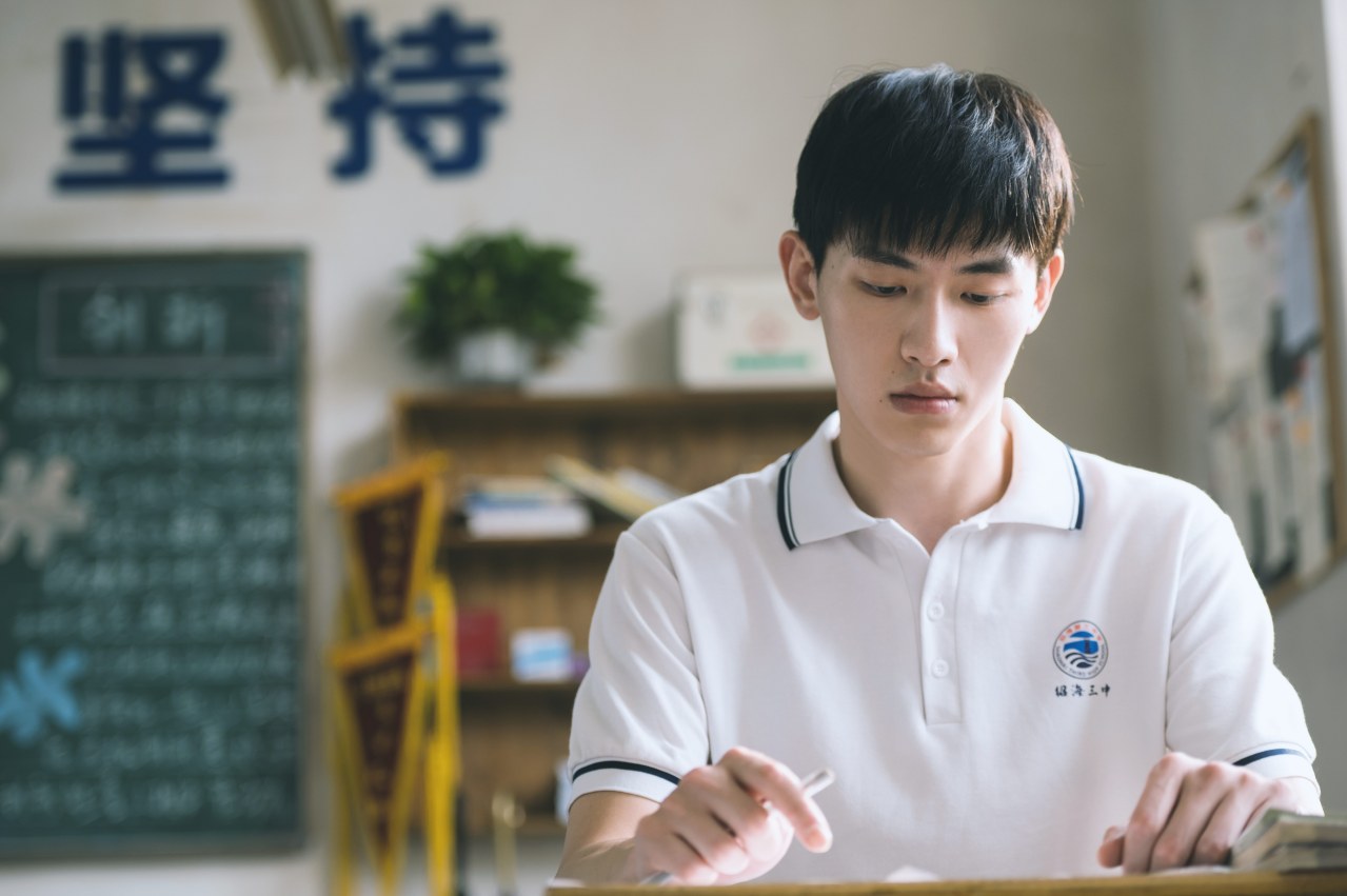 《五个扑水的少年》张伟