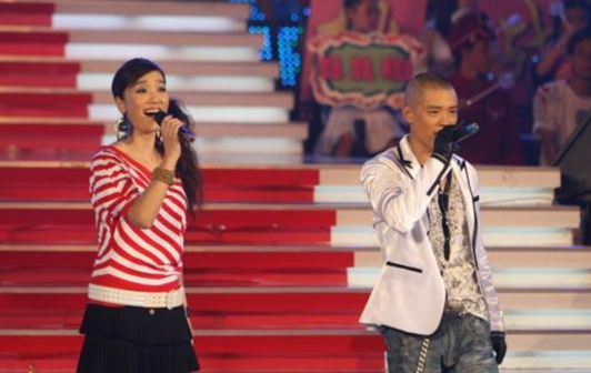 2005年凤凰传奇获《星光大道》亚军