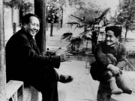 1949年毛泽东和儿子毛岸英在北平香山住地亲切交谈 
