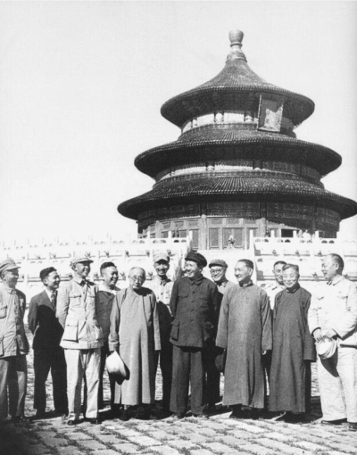 1949年毛泽东和民主人士游天坛公园徐肖冰摄
