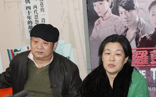 方子哥（左）和妻子颜珍