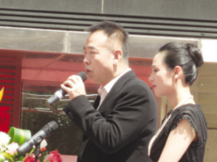 陈红（右）夫妇参加赈灾募捐活动