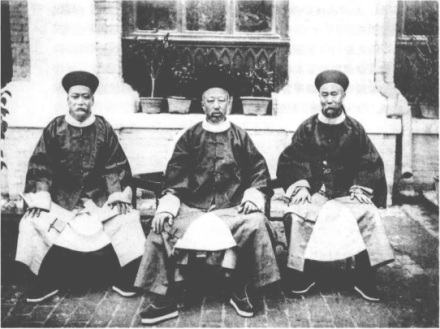 1886年李鸿章、醇亲王奕譞、善庆（右起）检阅北洋水师

