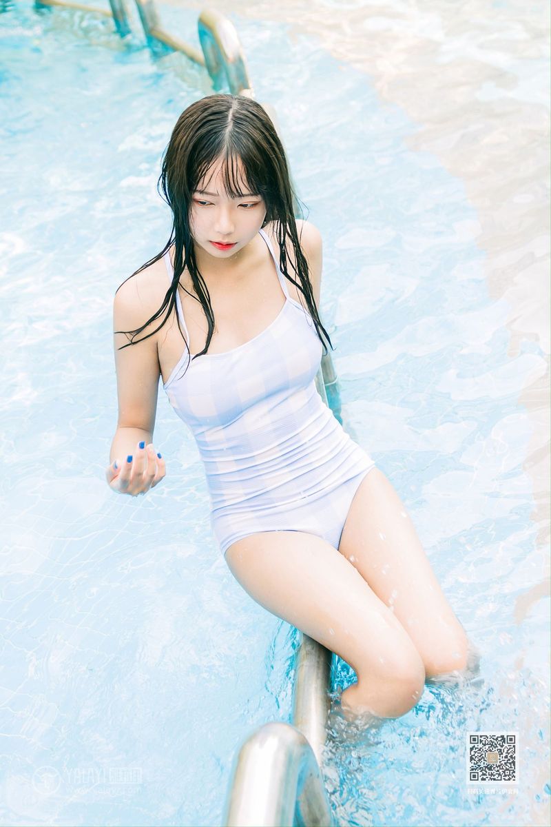 美女模特阿禾泳池比基尼湿身诱惑夏日回忆写真