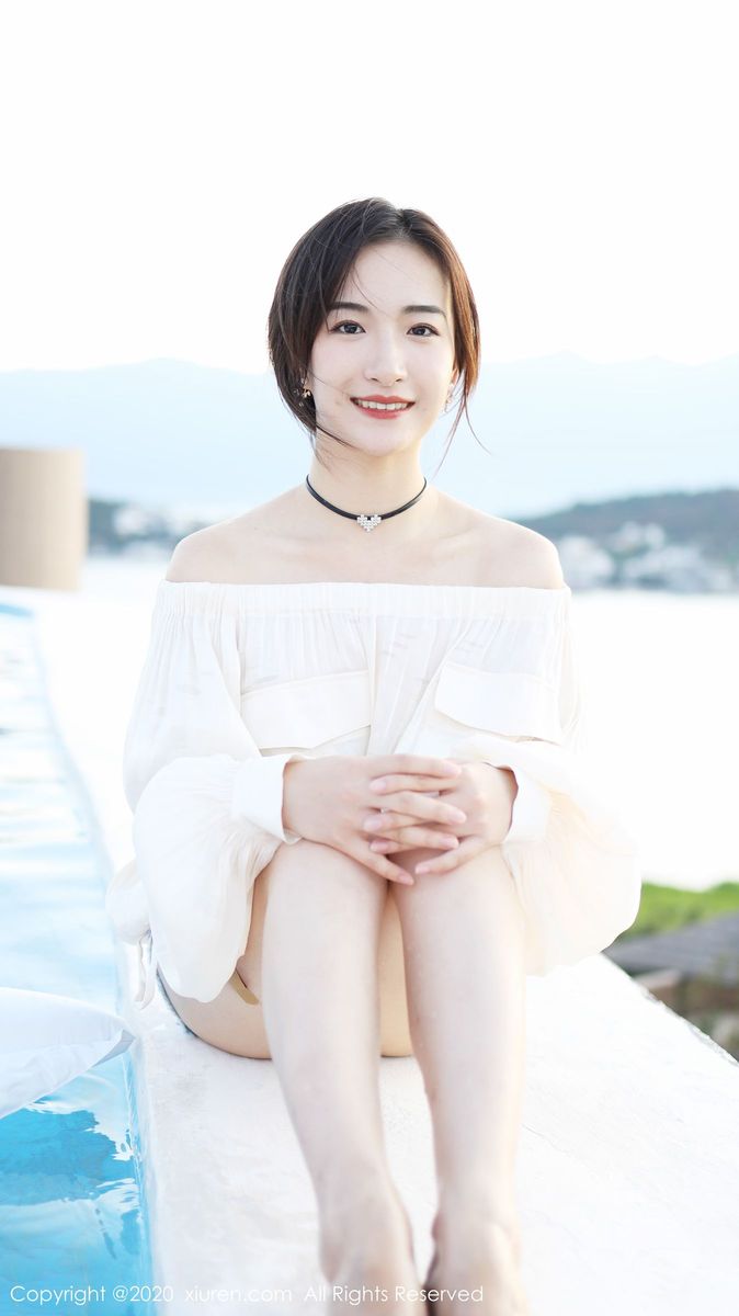 清新美女艺儿拿铁修长美腿牛仔热裤户外清凉写真