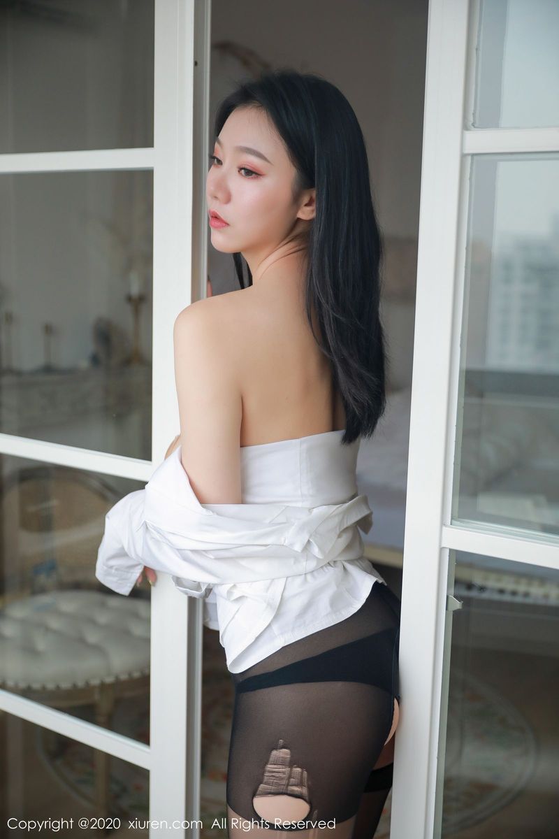 美女模特YUNDUOER_开档黑丝情趣制服白衬衣诱人写真