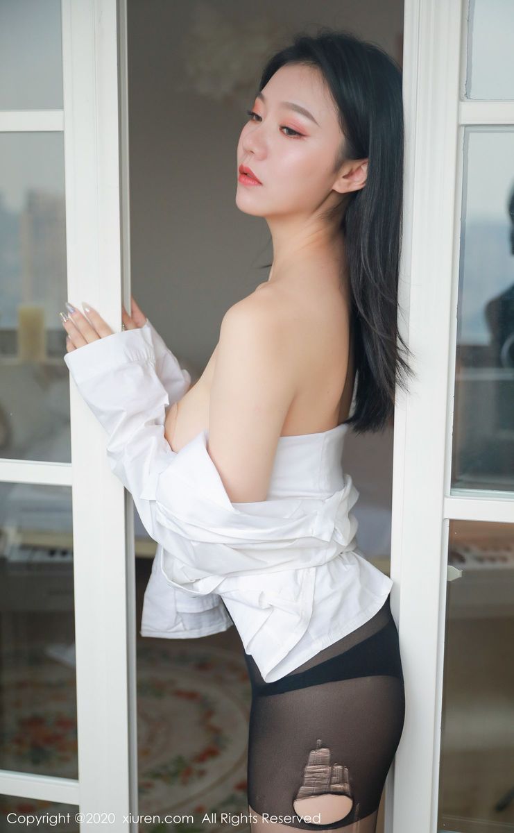 美女模特YUNDUOER_开档黑丝情趣制服白衬衣诱人写真