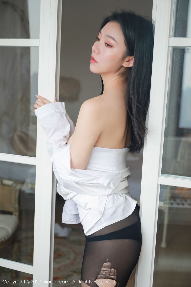 美女模特YUNDUOER_开档黑丝情趣制服白衬衣诱人写真