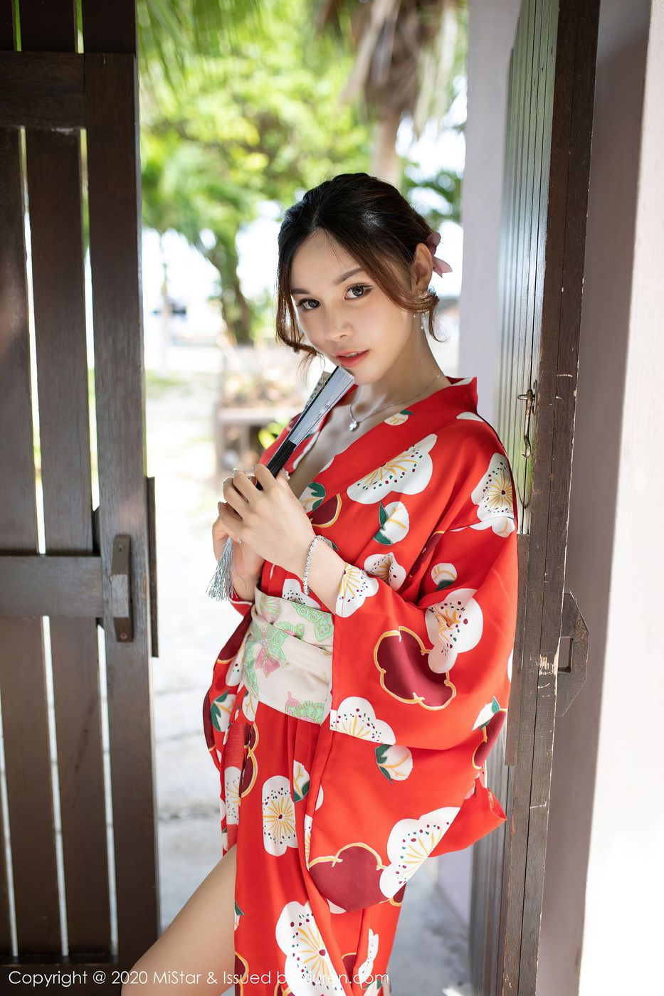 美女模特沈佳熹鲜艳和服圆润酥胸气质袅袅撩人写真