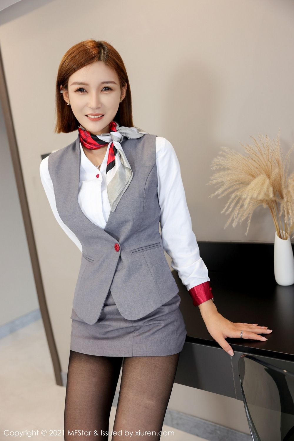 新人模特王蜜黑丝美腿空姐制服装扮职场OL清爽写真