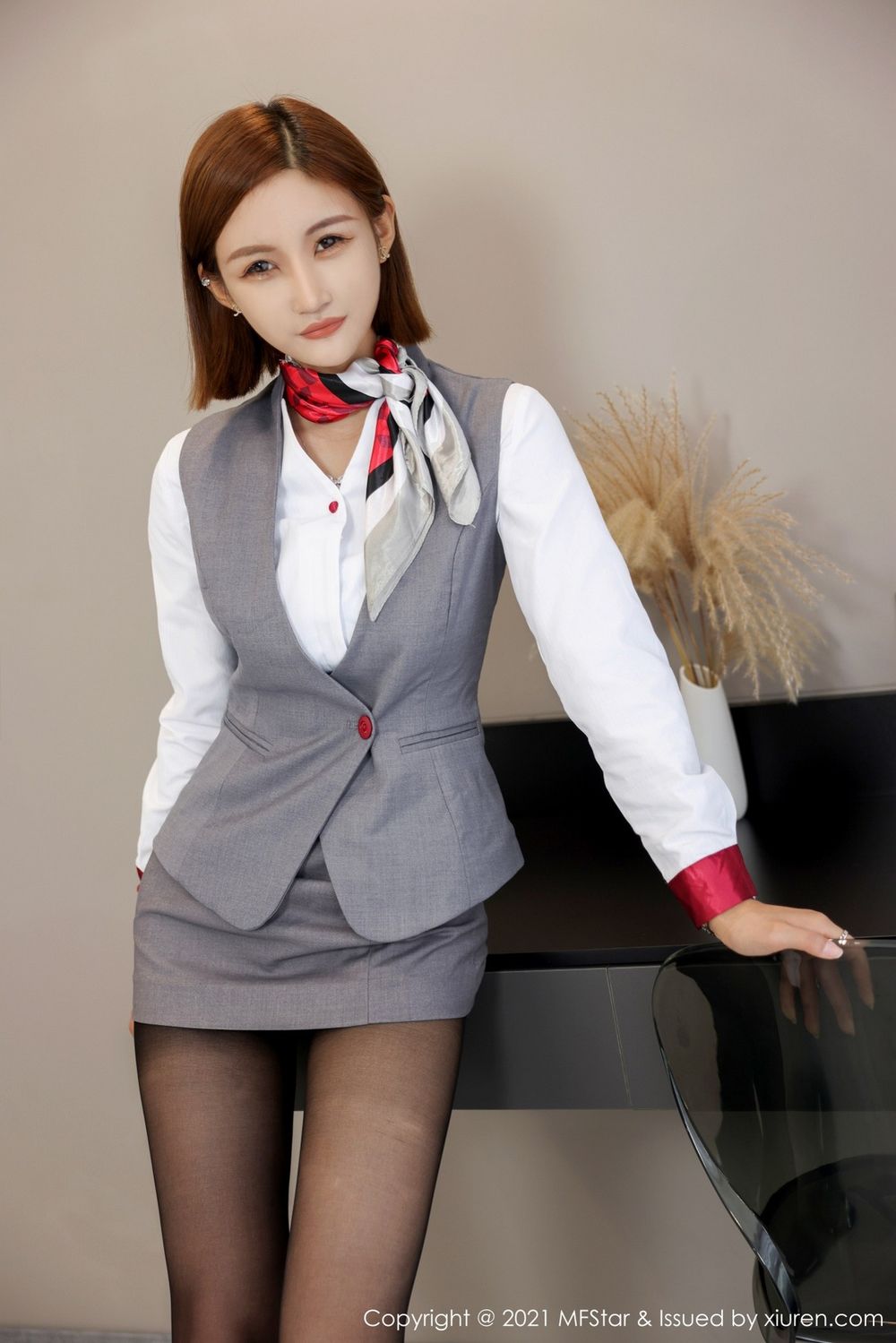 新人模特王蜜黑丝美腿空姐制服装扮职场OL清爽写真