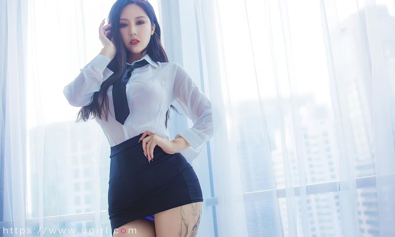 美女模特娜依灵儿白衬衫黑丝美腿制服密钥系列写真