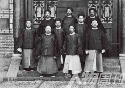 1886年5月20日，李鸿章麾下的洋务干将盛宣怀（前排左）等九人