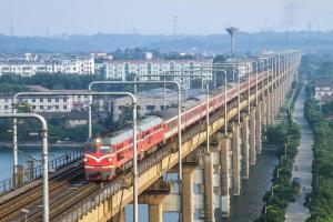 京九铁路旅客列车在九江长江大桥行驶