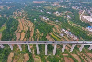 在四川省广元市境内，一辆列车行驶在兰渝铁路上