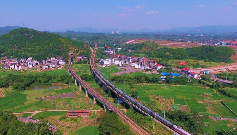 京九铁路贯穿赣南片区及其丘陵山地