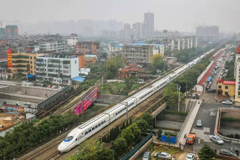 京九铁路部分路段运行CRH2型高速动车组列车